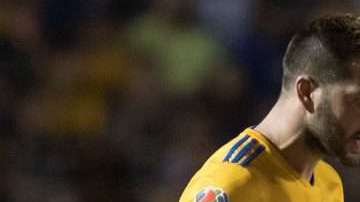 Gignac y Salinas protagonizaron una escena lamentable en el Tigres vs. Toluca. (Foto: EFE/Miguel Sierra)