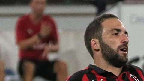 Gonzalo Higuain no tuvo un gran debut con el Milan ante el Napoli. (Foto: EFE/EPA/CESARE ABBATE)
