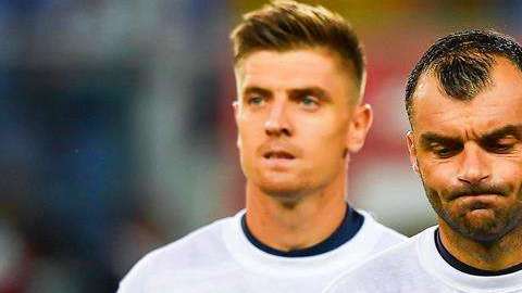 Los jugadores del Genoa lucieron camisetas en homenaje a las víctimas del derrumbre del Puente Morandi. (Foto: EFE/EPA/SIMONE ARVEDA)