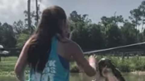 Una joven estudiante arriesga su vida para demostrar su conexión con un cocodrilo.