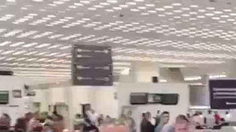 El mandatario electo accede a tomarse "selfies".