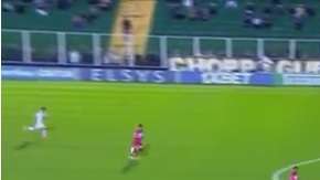 El árbitro asistente invadió el terreno de juego para marcar un fuera de lugar