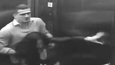 El hombre lanzó el cuerpo de su esposa desde un cuarto piso.