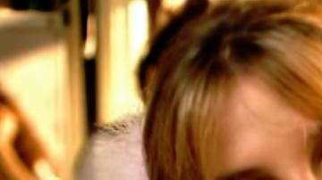 Britney Spear en el vídeo de "Baby One More Time".