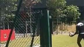Mario Balotelli impone un nuevo reto para sus colegas futbolistas.