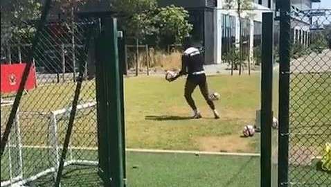 Mario Balotelli impone un nuevo reto para sus colegas futbolistas.