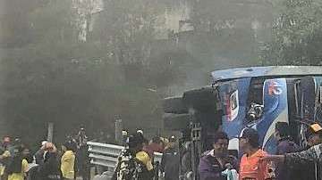 Así quedó el autobús que transportaba a hinchas del Barcelona de Cuenca a Guayaquil.