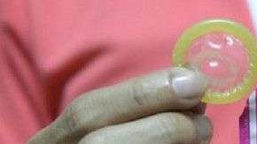 Tabúes culturales y barreras psicológicas llevan a que millones de personas no usen preservativos.