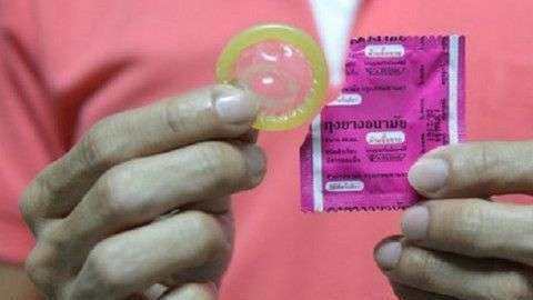 Tabúes culturales y barreras psicológicas llevan a que millones de personas no usen preservativos.