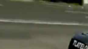 El video muestra los bocadillos esparcidos en el asfalto mientras el comerciante llora .