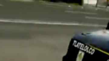 El video muestra los bocadillos esparcidos en el asfalto mientras el comerciante llora .