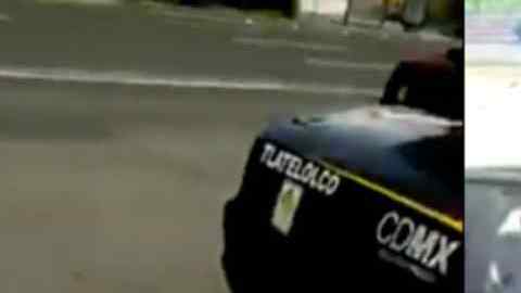 El video muestra los bocadillos esparcidos en el asfalto mientras el comerciante llora .