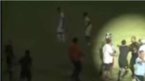 Un grupo de aficionados golpeó a una terna de árbitros en Brasil