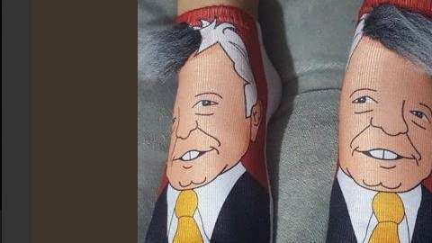 Así lucen las pícaras calcetas con copete de AMLO.