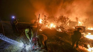 Bomberos luchan para apagar un incendio al norte de San Bernardino, en el sur de California.