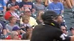 El batflip de Nick Castellanos y la 'atrapada' del umpire.