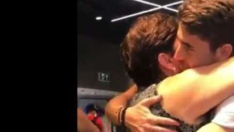 La tierna escena entre Jorginho y su madre ya le dio la vuelta al mundo.