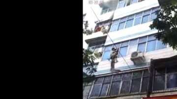 Los niños fueron atrapados por la gente que estaba en la calle.