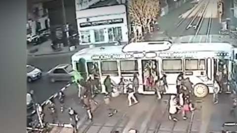 El incidente ocurrió en el cruce de la calle Nazca con las vías del tren Sarmiento.
