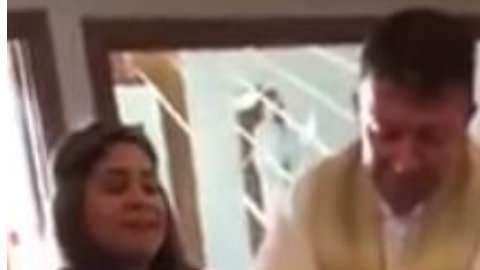 La pequeña repite los insultos en varias ocasiones contra el padre.