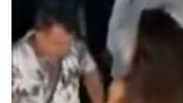 La esposa de este hombre aparece de la nada, enfurecida.