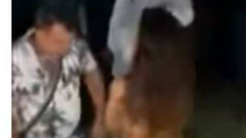 La esposa de este hombre aparece de la nada, enfurecida.