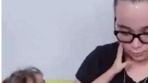 La niña solo tenía frío y su mamá no hizo nada por ella.