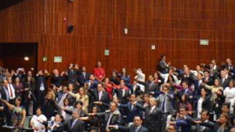 Pase de lista de los 43 estudiantes de Ayotzinapa en el Congreso de México.