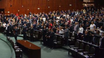 Pase de lista de los 43 estudiantes de Ayotzinapa en el Congreso de México.