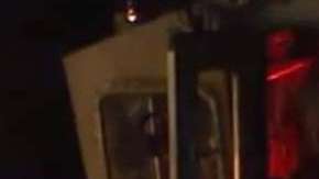 Las autoridades ayudan a inmigrantes abandonados en julio a salir del agua en Dana Point, California.