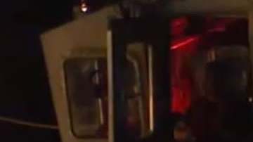 Las autoridades ayudan a inmigrantes abandonados en julio a salir del agua en Dana Point, California.