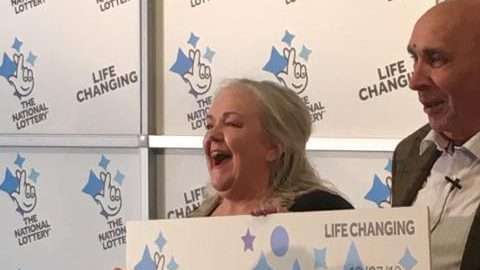Pese al error, la pareja pudo cobrar el premio.