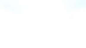 Un bombero se "enfrenta" a la malhumorada cotorra.