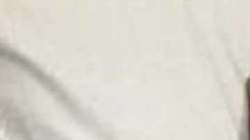 La abuela de 87 años no habla inglés y siempre corta flores cerca de casa.