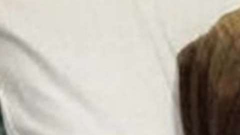 La abuela de 87 años no habla inglés y siempre corta flores cerca de casa.