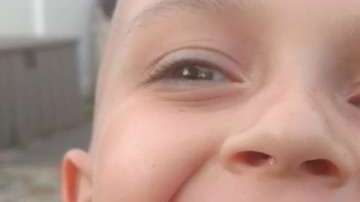 Un niño deja que su padre le arranque uno de sus dientes con un dron.