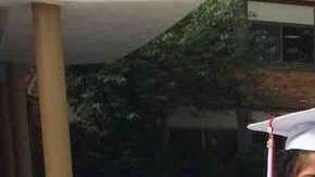 Edison Barros con su hija Paola en su graduación de 'High School'.