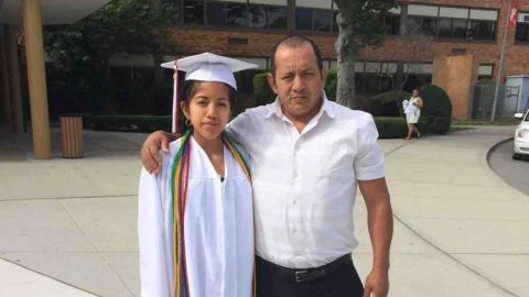 Edison Barros con su hija Paola en su graduación de 'High School'.