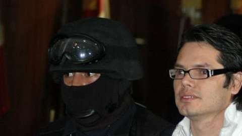 Se presentó con una identificación falsa.