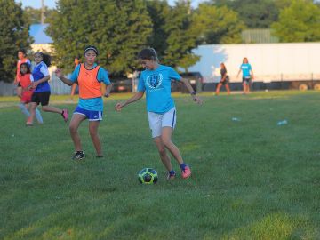 Todas las niñas son bienvenidas para entrenar futbol en la escuela Little Village Lawndale High School. (Javier Quiroz / La Raza)