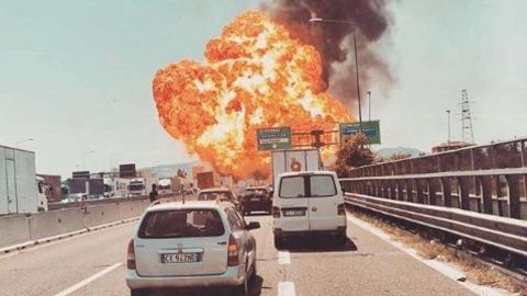 Explota camión cisterna en una autopista de Bolonia.