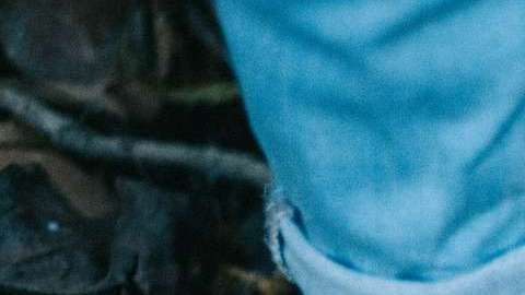 Además de las personas mayores, quienes sufren de alergias o tienen hijos chiquitos, también podrían beneficiarse de dejar sus zapatos junto a la puerta.