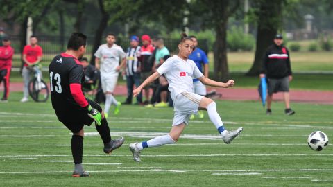 Las ligas locales han entrado en la etapa de playoffs para concluir sus torneos de verano en Chicago. (Javier Quiroz / La Raza)