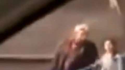 Niña pide que le regresen su mercancía.