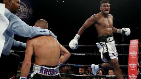 Eleider Alvarez noqueó a Sergey Kovalev en el séptimo round de su pelea por el cetro de los semipesados. (Foto: Elsa/Getty Images)