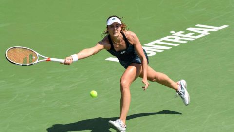 Alize Cornet se cambió la remera en pleno partido y recibió una advertencia