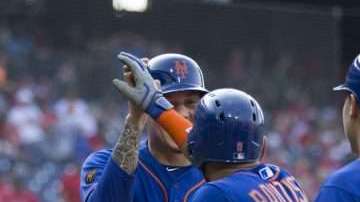 Los jugadores de los Mets de New York celebran un grand slam de José Bautista ante Philadelphia,. (Foto: Mitchell Leff/Getty Images)