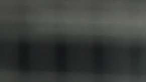 Manifestantes protestan ante el hotel donde se reune el Comité Nacional Demócrata.