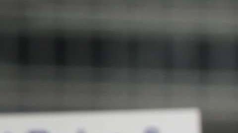 Manifestantes protestan ante el hotel donde se reune el Comité Nacional Demócrata.