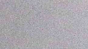 Un hombre toma fotos de las inundaciones en Hilo, Hawaii.